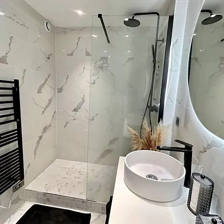 Spacious With Balcony - Near Bastille 아파트 *