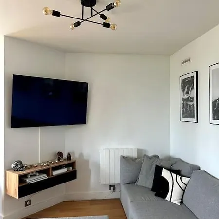 Spacious With Balcony - Near Bastille 아파트 *